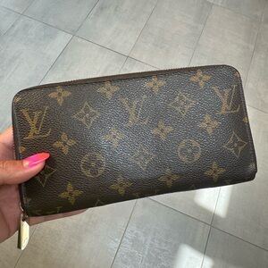 Louis Vuitton zippy wallet